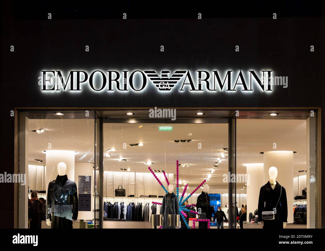 Emporio Armani au crépuscule sur l'avenue George V - Paris, France Banque D'Images