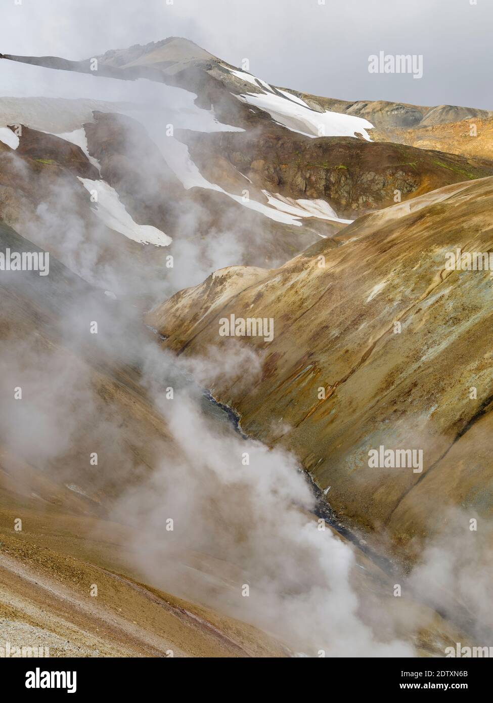 Paysage dans la zone géothermique Hveradalir dans les montagnes Kerlingarfjoell dans les hautes terres de l'Islande. Europe, Europe du Nord, Islande, août Banque D'Images