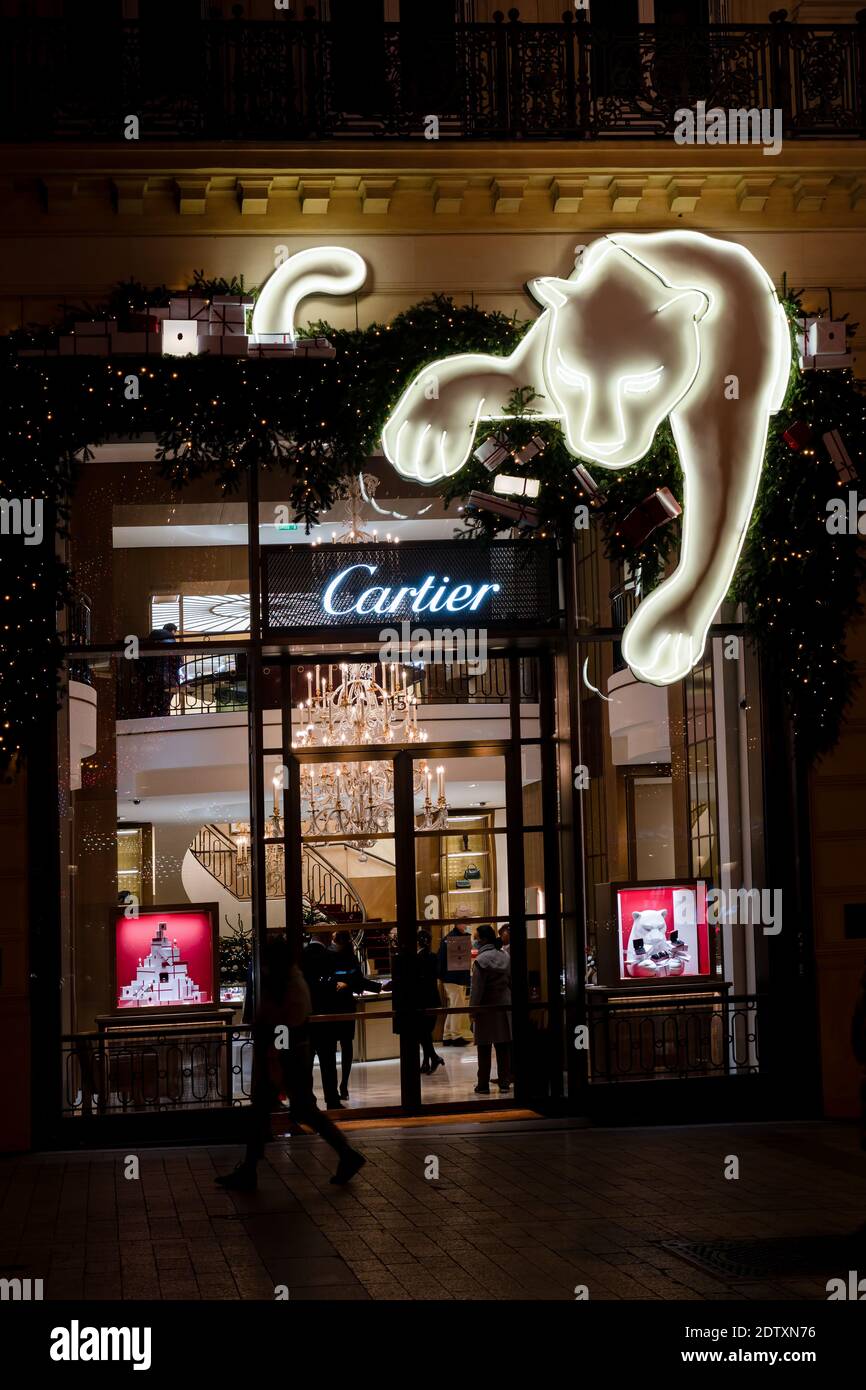 Cartier avec les lumières de Noël sur l'avenue des champs Elysées - Paris, France Banque D'Images