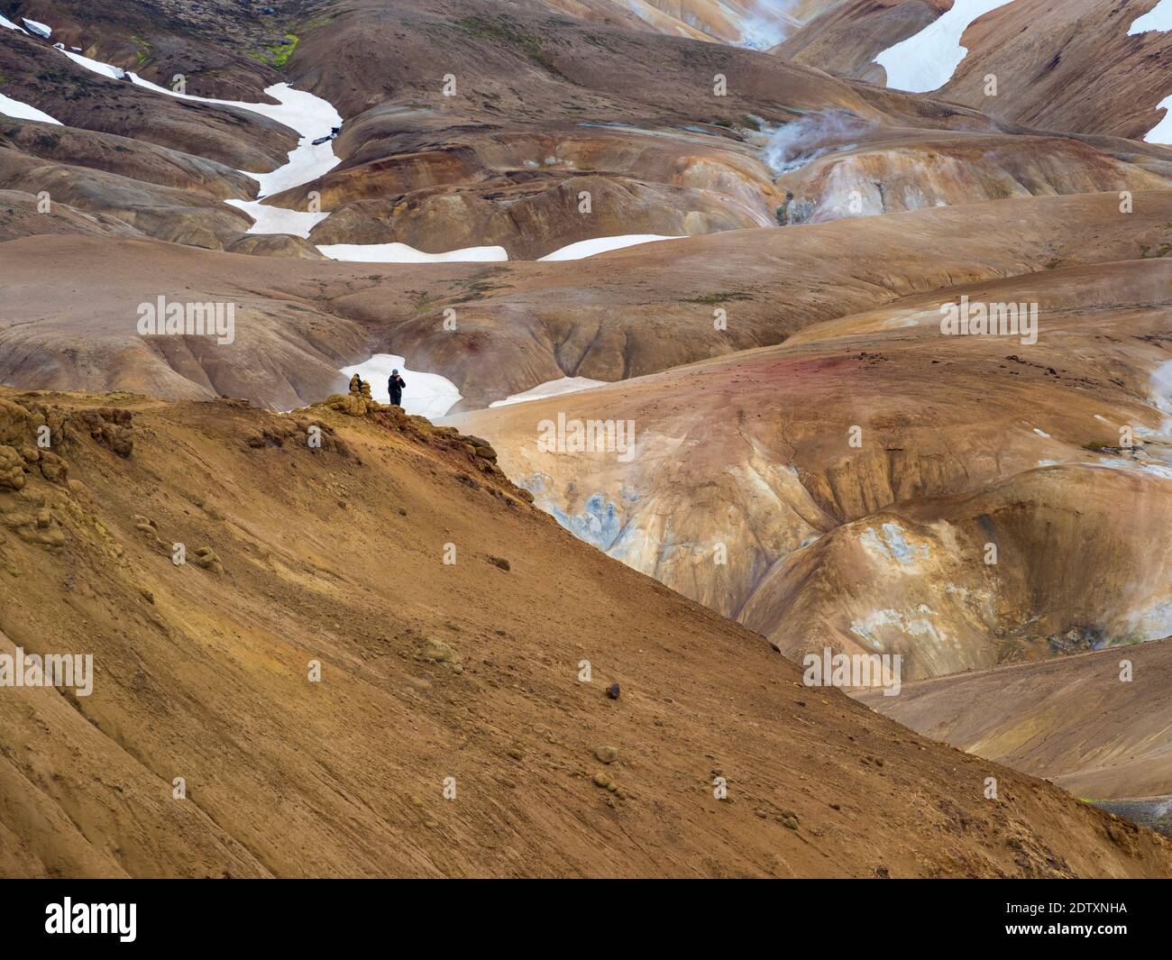 Randonneurs dans la zone géothermique Hveradalir dans les montagnes Kerlingarfjoell dans les hautes terres de l'Islande. Europe, Europe du Nord, Islande, août Banque D'Images
