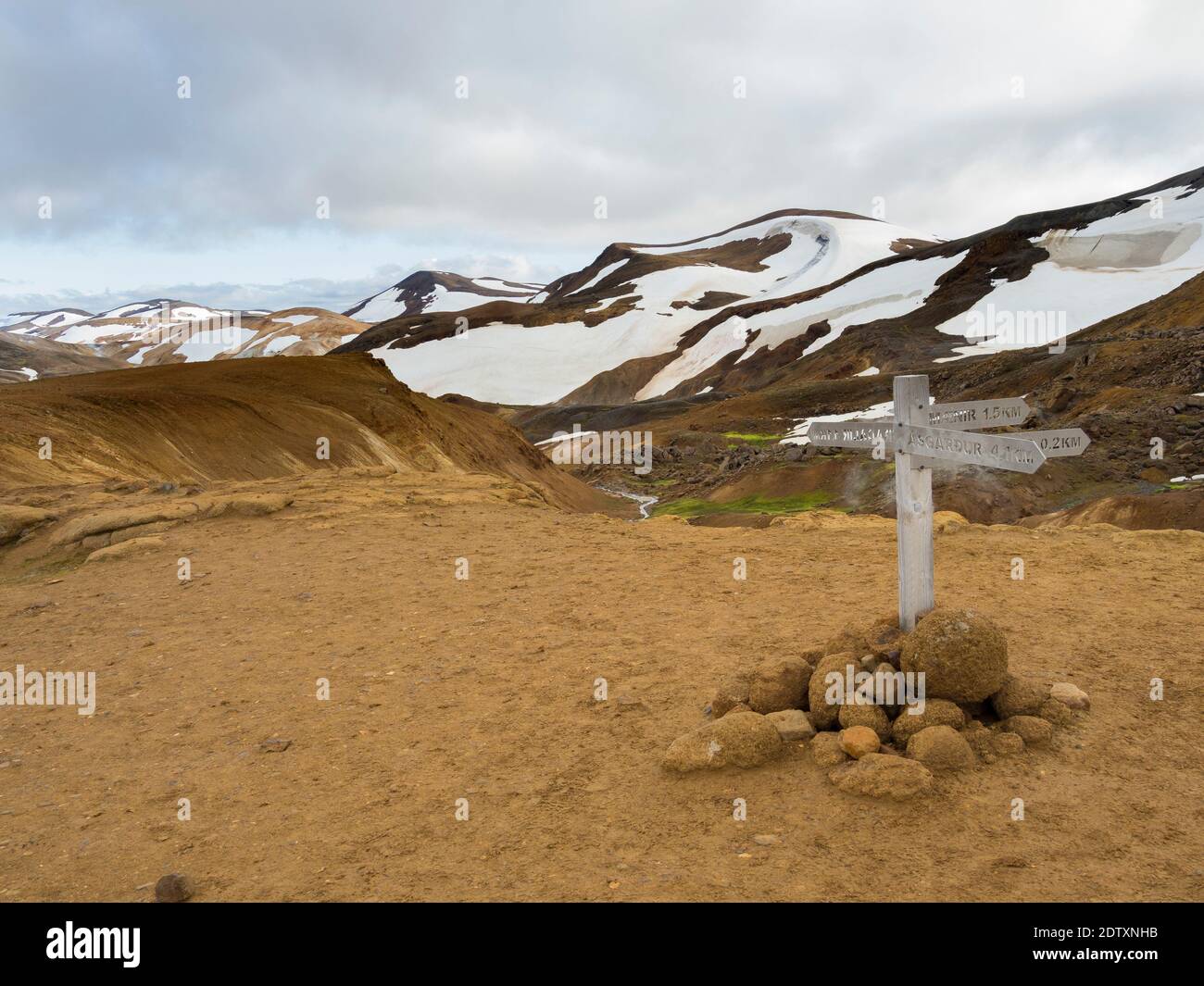 Panneau pour les randonneurs dans la zone géothermique Hveradalir dans les montagnes Kerlingarfjoell dans les hautes terres de l'Islande. Europe, Europe du Nord, Islande, Banque D'Images