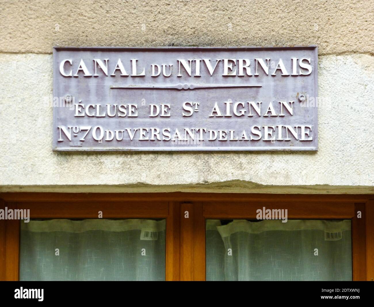 Panneaux aux maisons du sluice le long du Canal du Nivernais en Bourgogne, France Banque D'Images