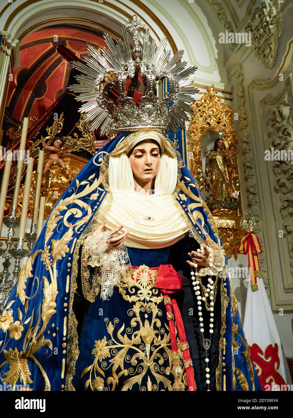 Un gros plan d'une église décorée avec la statue de la Vierge Marie, couronne sur sa tête Banque D'Images