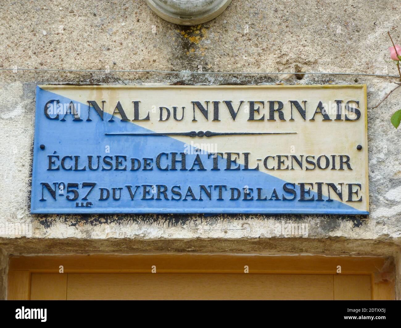 Panneaux aux maisons du sluice le long du Canal du Nivernais en Bourgogne, France Banque D'Images