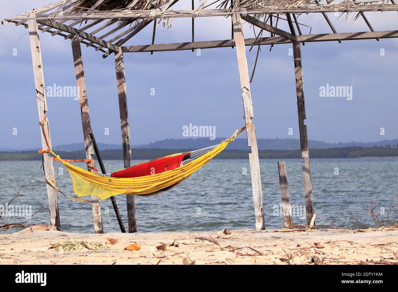 Tente rustique avec hamac à l'intérieur de la plage. Plage déserte de Mangue Seco; Jandaira; Bahia; Brésil Banque D'Images
