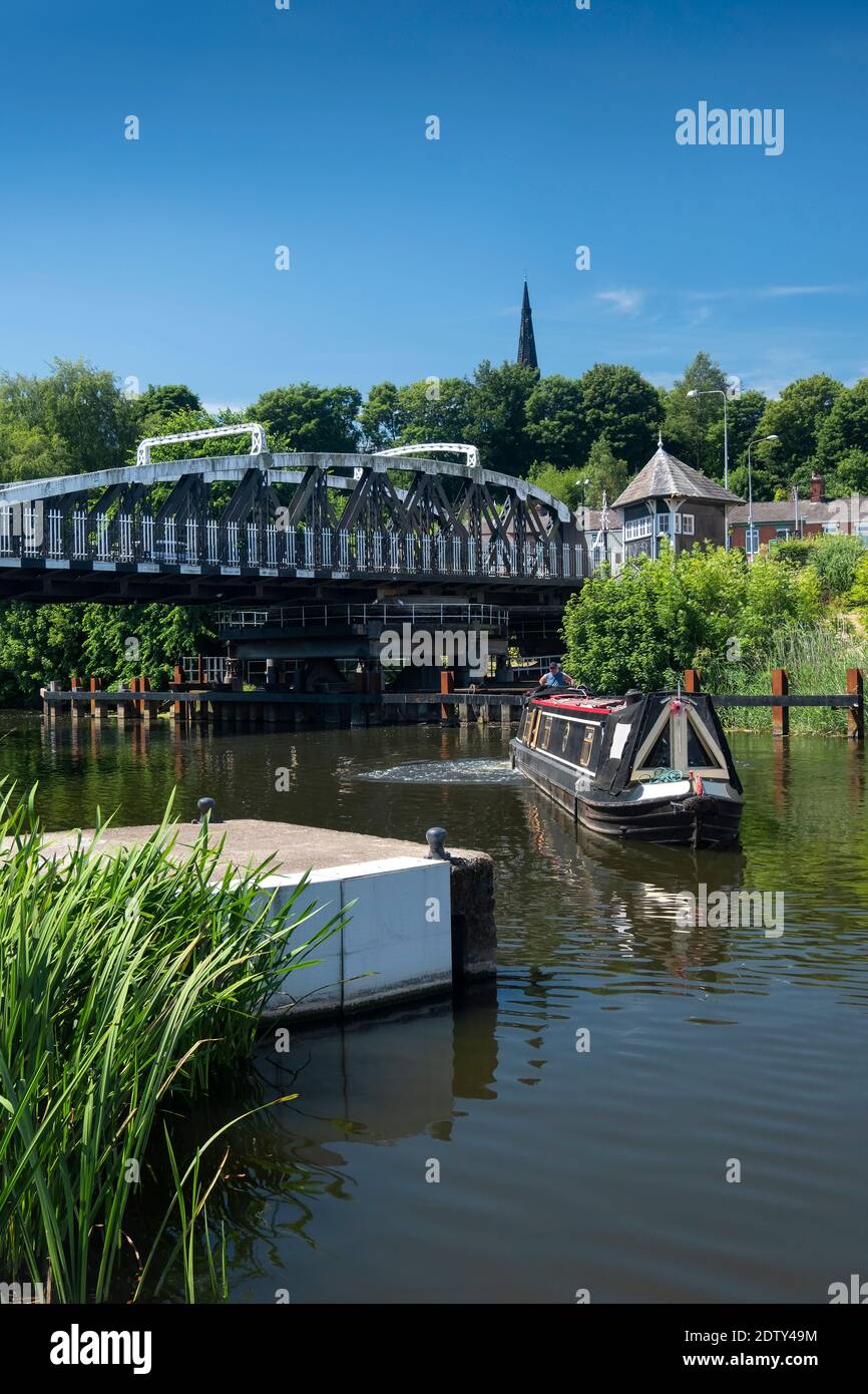 Bateau à rames sur la rivière Weaver, sous le pont de Hayhurst, en été, Northwich, Cheshire, Angleterre, Royaume-Uni Banque D'Images