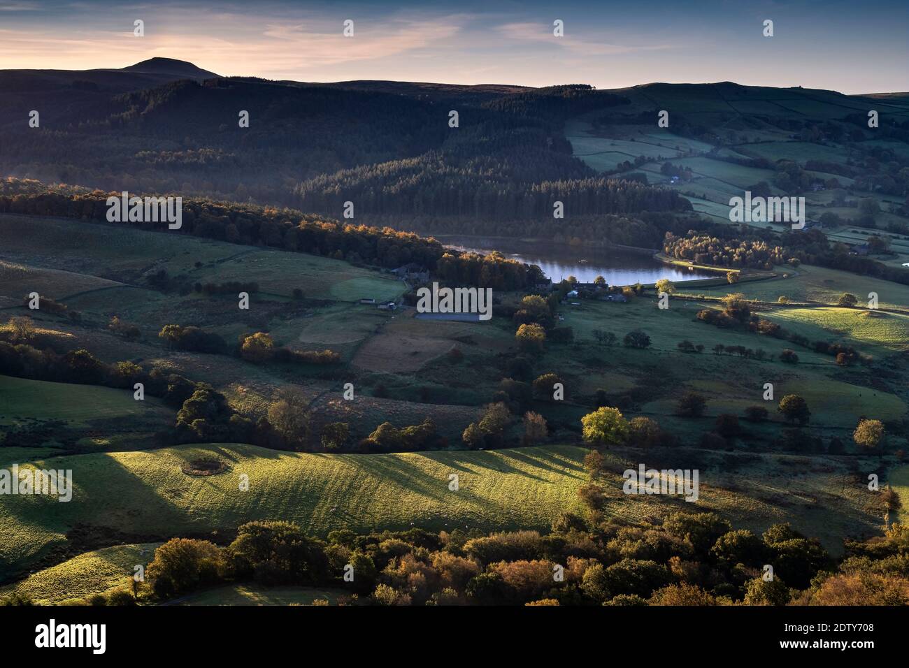 Shutlingsloe et la forêt de Macclesfield de Tegan’s Nose au premier feu, Tegan’s Nose, près de Macclesfield, Cheshire, Angleterre, Royaume-Uni Banque D'Images