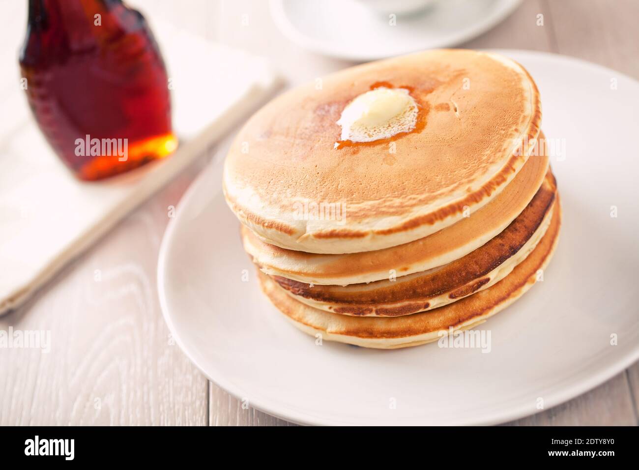 Crêpes délicieuses avec sirop d'érable sur une assiette. Banque D'Images