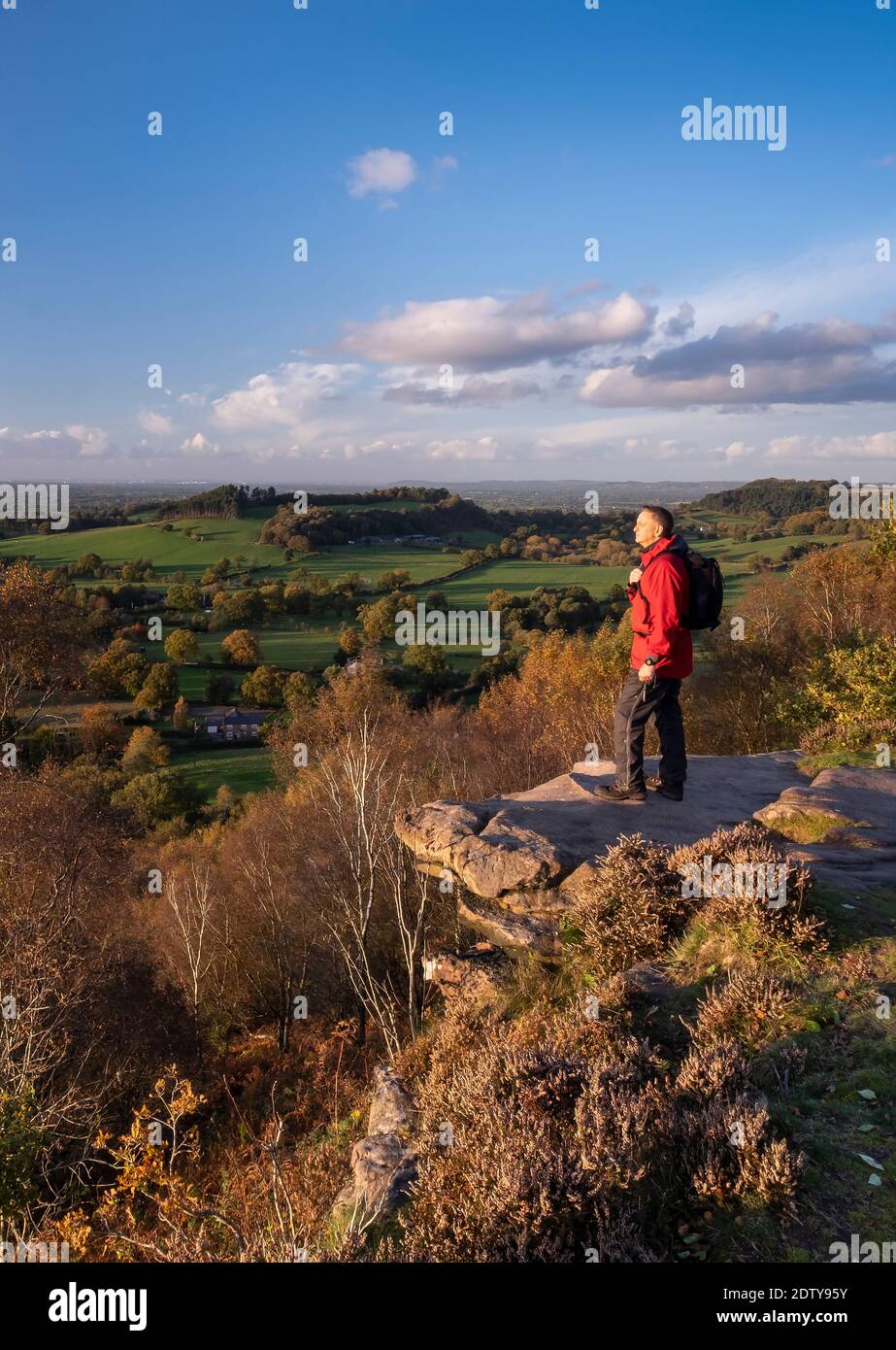 Walker jouissant de la vue sur la plaine du Cheshire depuis le point de vue de Kitty's Stone, Bickerton Hill, Cheshire, Angleterre, Royaume-Uni Banque D'Images