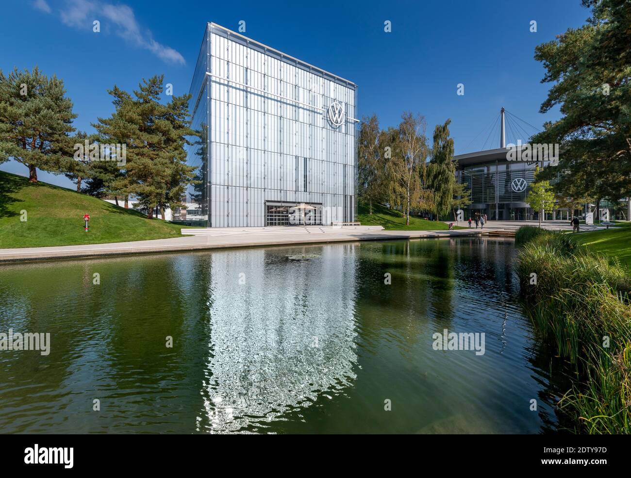 Le pavillon Volkswagen en forme de cube de l'immense Autostadt - ville de voitures - à Wolfsburg. Allemagne. Conçu par Ray Hole Architects. Banque D'Images