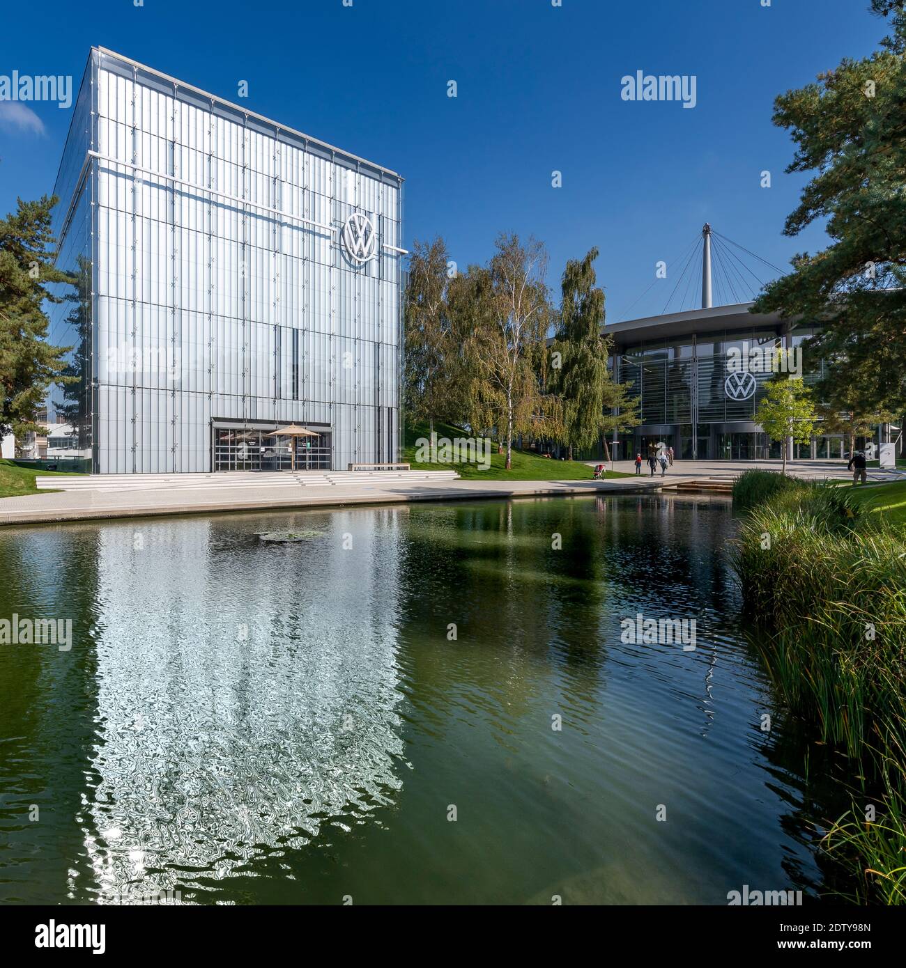 Le pavillon Volkswagen en forme de cube de l'immense Autostadt - ville de voitures - à Wolfsburg. Allemagne. Conçu par Ray Hole Architects. Banque D'Images