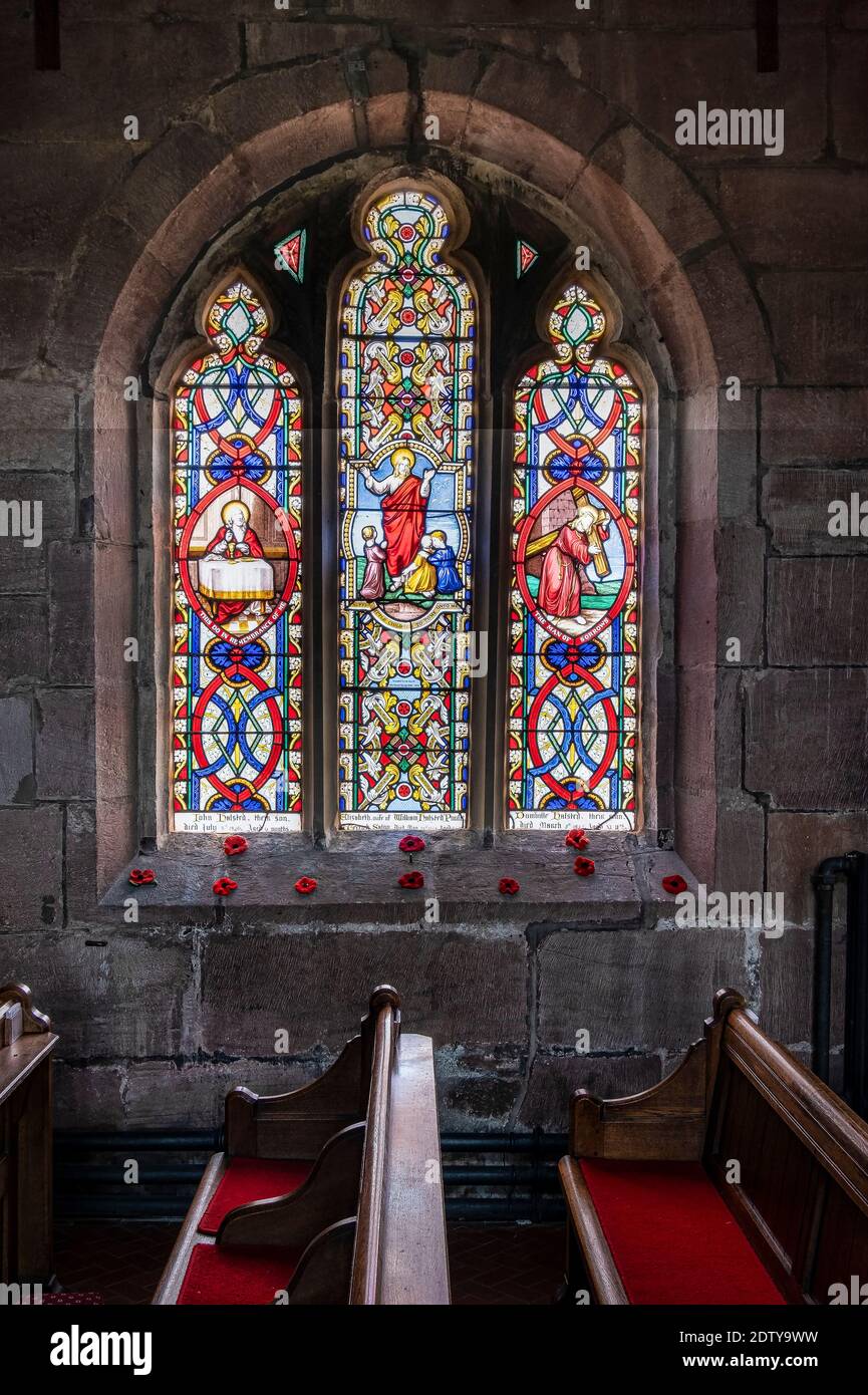 Fenêtre du souvenir avec des coquelicots à l'église St Michaels, Marbury, Cheshire, Angleterre, Royaume-Uni Banque D'Images