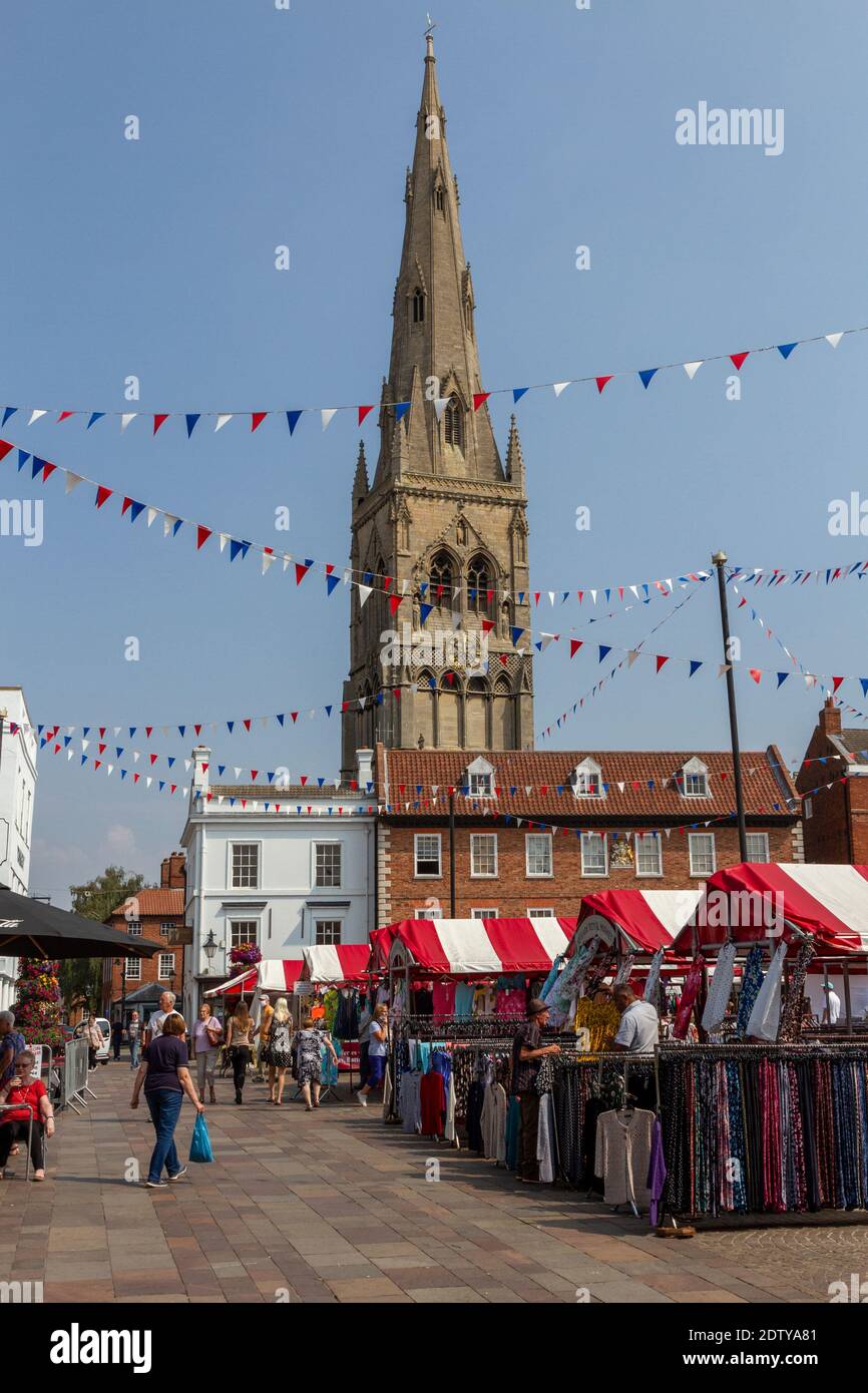 Newark Royal Market, Market place, avec la flèche de l'église paroissiale de St Mary Magdalene, Newark-on-Trent, Notinghamshire, Royaume-Uni. Banque D'Images