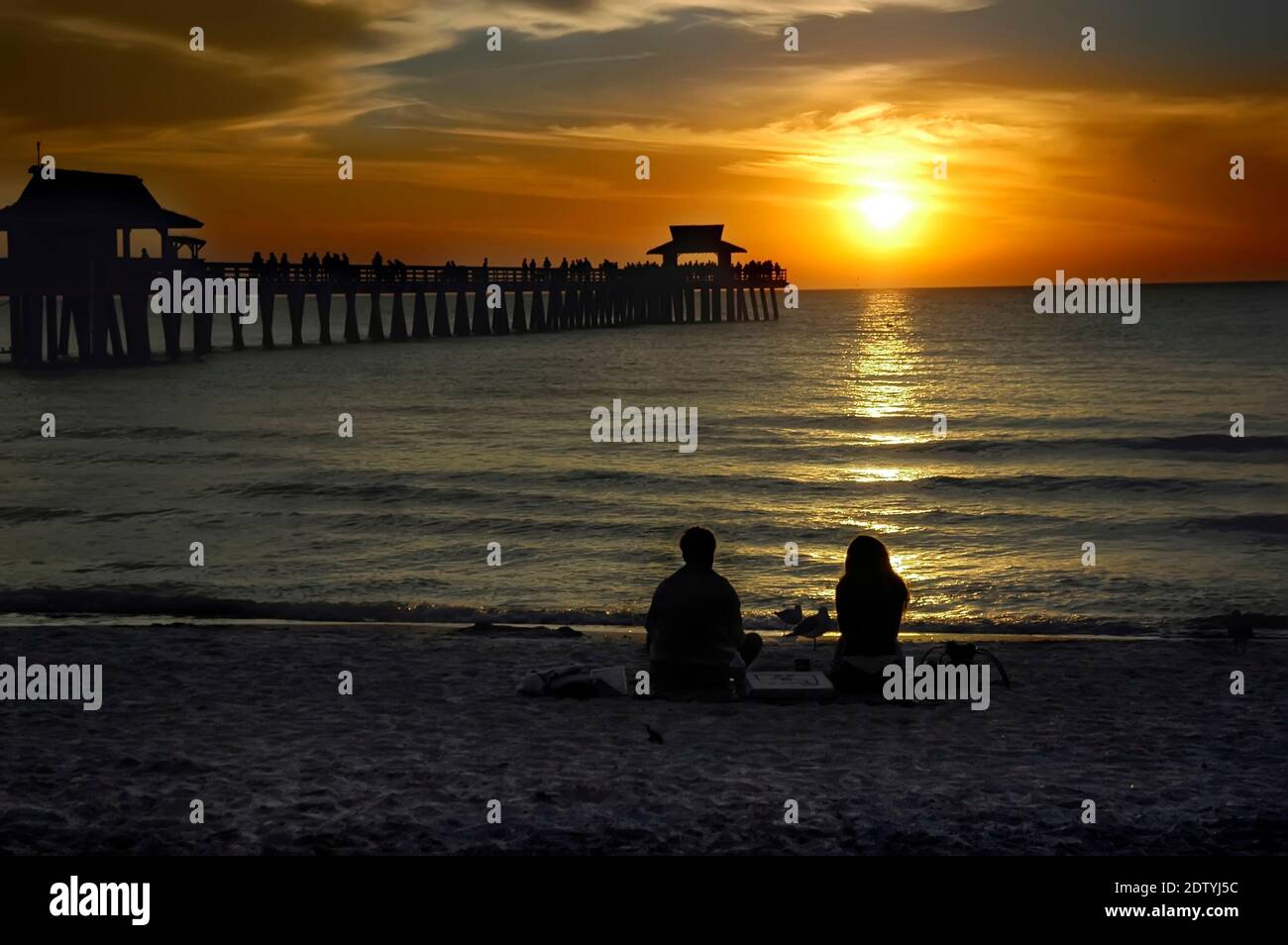 Coucher de soleil sur Naples Florida Fishing Pier Banque D'Images