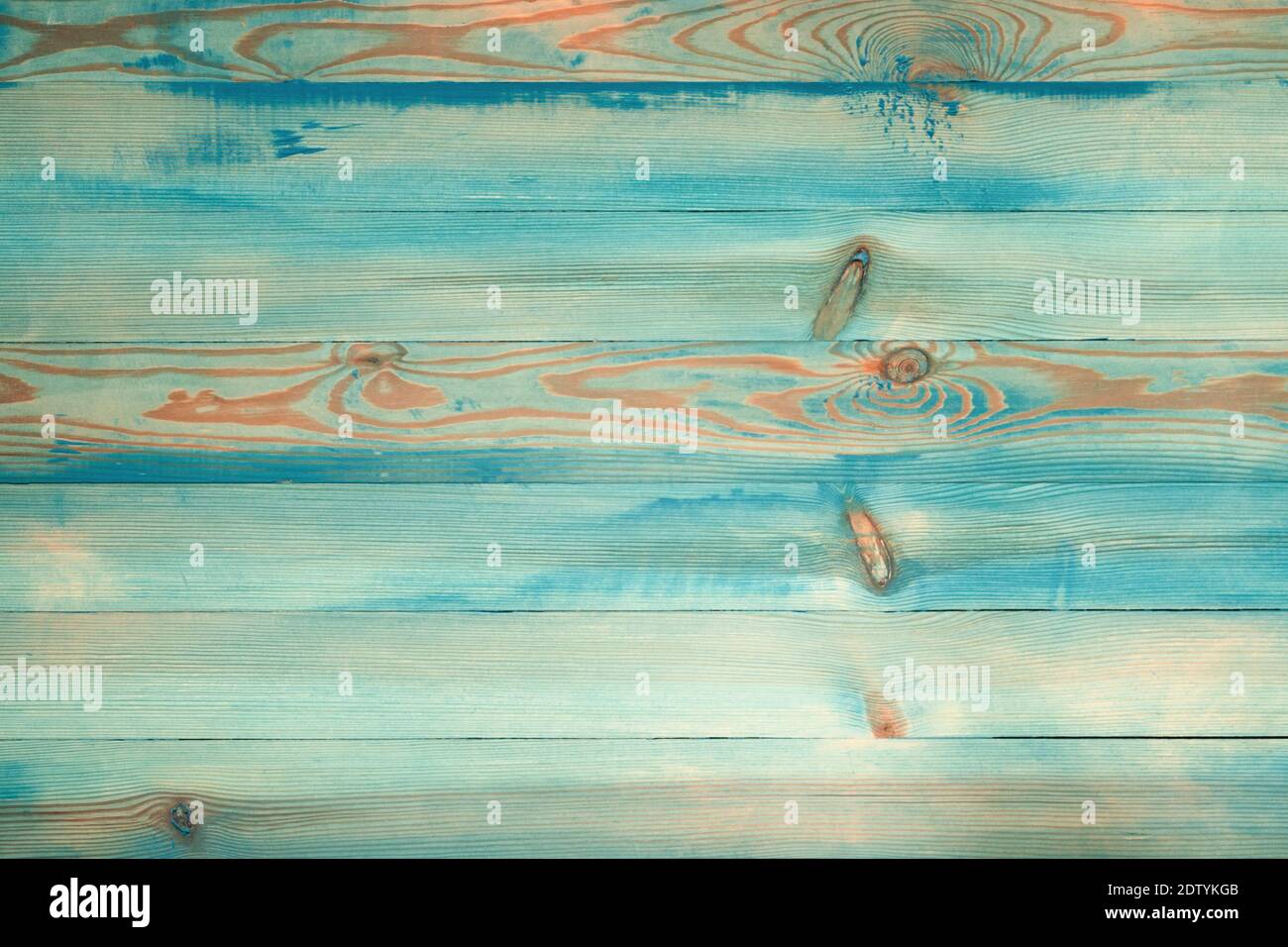 Arrière-plan en bois vert peint à l'ancienne. Texture bois turquoise vintage. Mur en bois texturé peint vieilli. Vue de face avec espace de copie. Banque D'Images