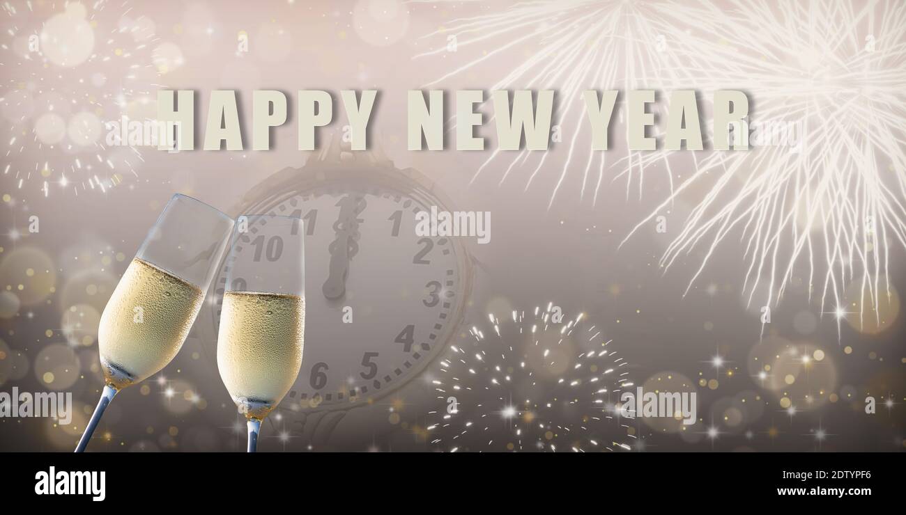 Carte du nouvel an avec deux verres de champagne sur fond doux avec horloge, lumières floues et feux d'artifice. Banque D'Images