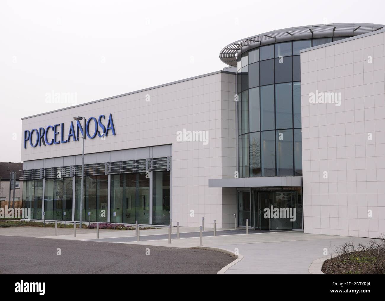 Porcelanosa Group est un fabricant, distributeur et détaillant espagnol de carreaux de céramique avec cette salle d'exposition située à Hillington, Glasgow, Écosse. Banque D'Images