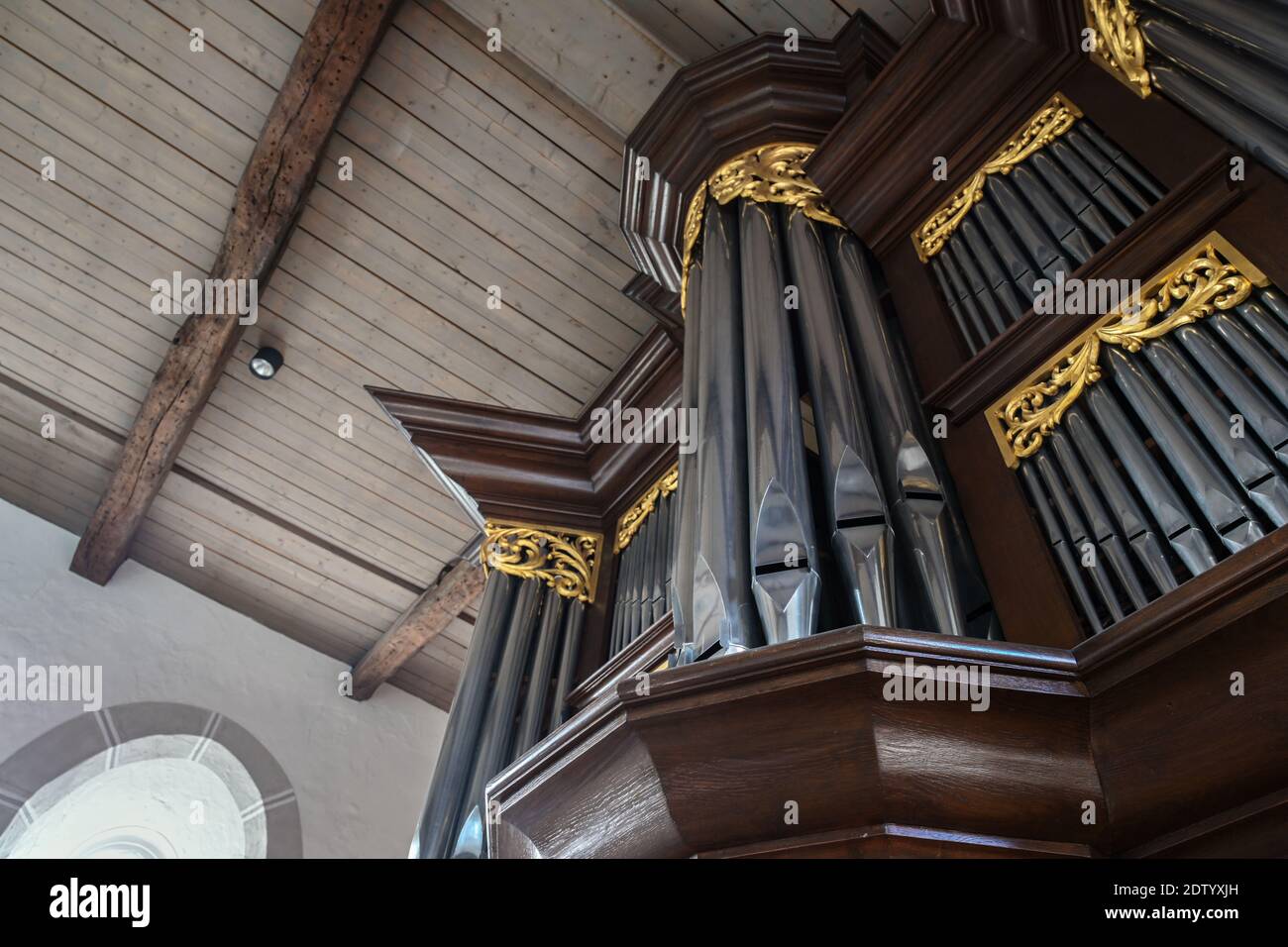Façade en bois sombre avec décorations dorées dans l'église Saint-Marie du village de Gudow, Schleswig-Holstein, Allemagne, foyer sélectionné, na Banque D'Images