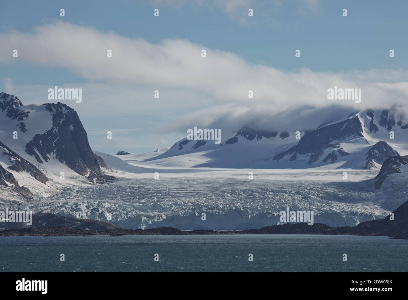 Le littoral et les montagnes de Liefdefjord dans les îles Svalbard (Spitzberg) dans le haut Arctique. Banque D'Images