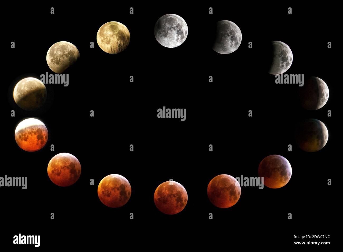 Image composite de l'éclipse lunaire montrant les phases progressives de couleur argent, rouge et jaune Banque D'Images