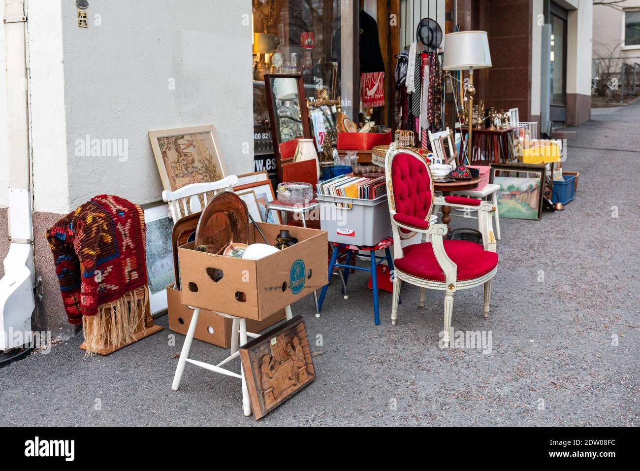 Marchandises utilisées à vendre devant un magasin de thrift dans le district de Taka-Töölö à Helsinki, en Finlande Banque D'Images