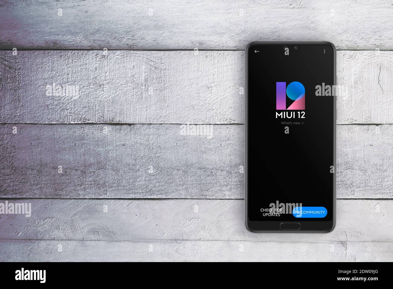 Écran du smartphone avec logo du système d'exploitation Android MIUI12. Espace de copie vide pour le texte de l'éditeur. Banque D'Images