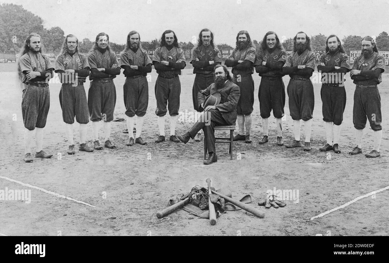 C'était l'équipe de baseball de la « Maison de David », vers 1921. En 1903, Benjamin et Mary Purnell fondèrent une société religieuse communautaire dans le port de Benton, au Michigan. L'équipe de base-ball a été à l'origine en compétition avec les villes locales du Michigan, mais elle s'est rapidement développée pour jouer à des jeux d'exposition contre des clubs régionaux, des équipes semi-professionnelles et même des équipes professionnelles. Plusieurs variantes de cette équipe ont voyagé à travers les États-Unis en jouant au baseball afin de répandre le mot, et de recueillir de l'argent pour, la colonie religieuse de leurs fondateurs. Pour voir mes autres images liées au sport, recherchez: Prestor vintage sport Banque D'Images