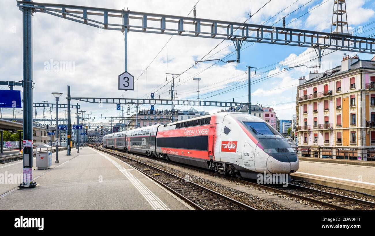 Un TGV Lyria quitte la gare de Genève. Banque D'Images
