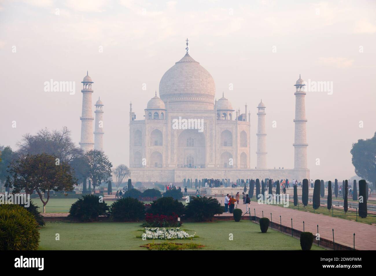 Tôt le matin, vue brumeuse de l'emblématique Taj Mahal, un mausolée en marbre blanc tombeau de Mumtaz Mahal, dans la lumière du matin, Agra, état indien de l'Uttar Pradesh Banque D'Images