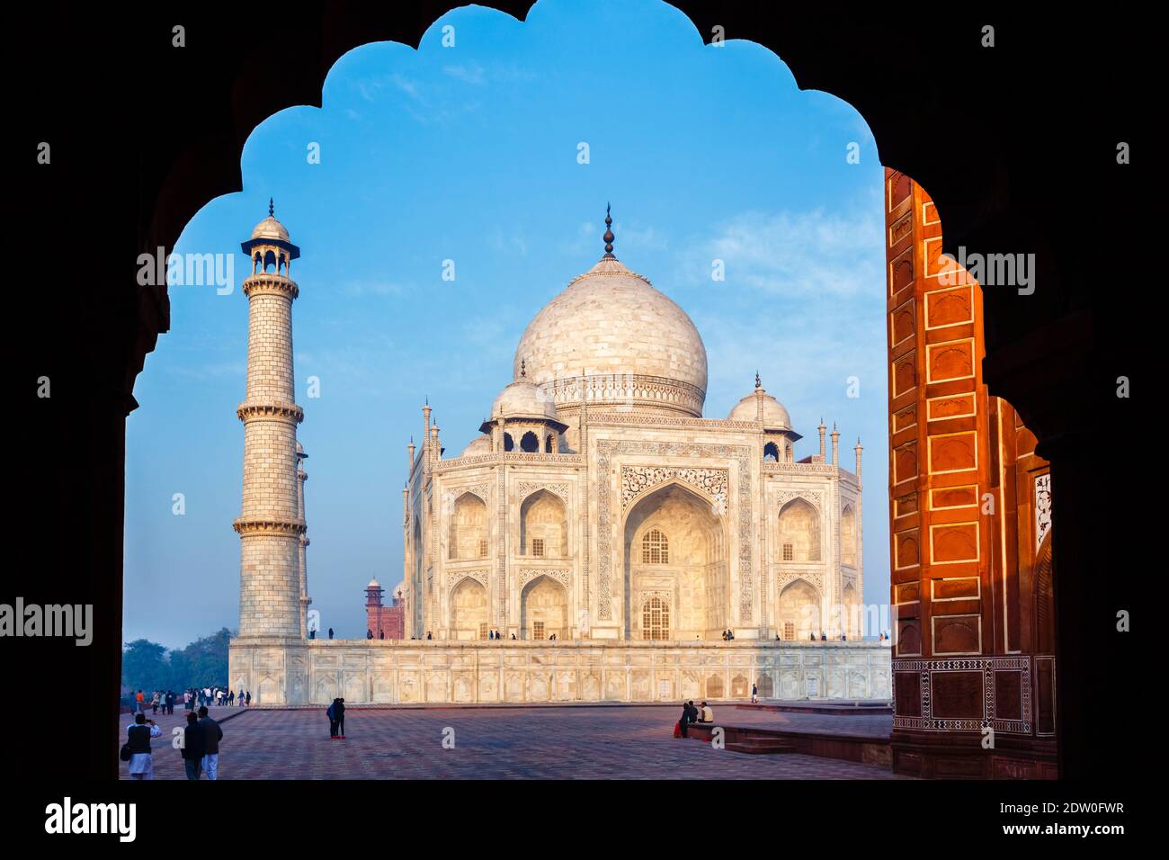 Vue encadrée dans une arche de l'emblématique Taj Mahal, un mausolée en marbre blanc tombeau de Mumtaz Mahal, dans la lumière du matin, Agra, état indien de l'Uttar Pradesh Banque D'Images