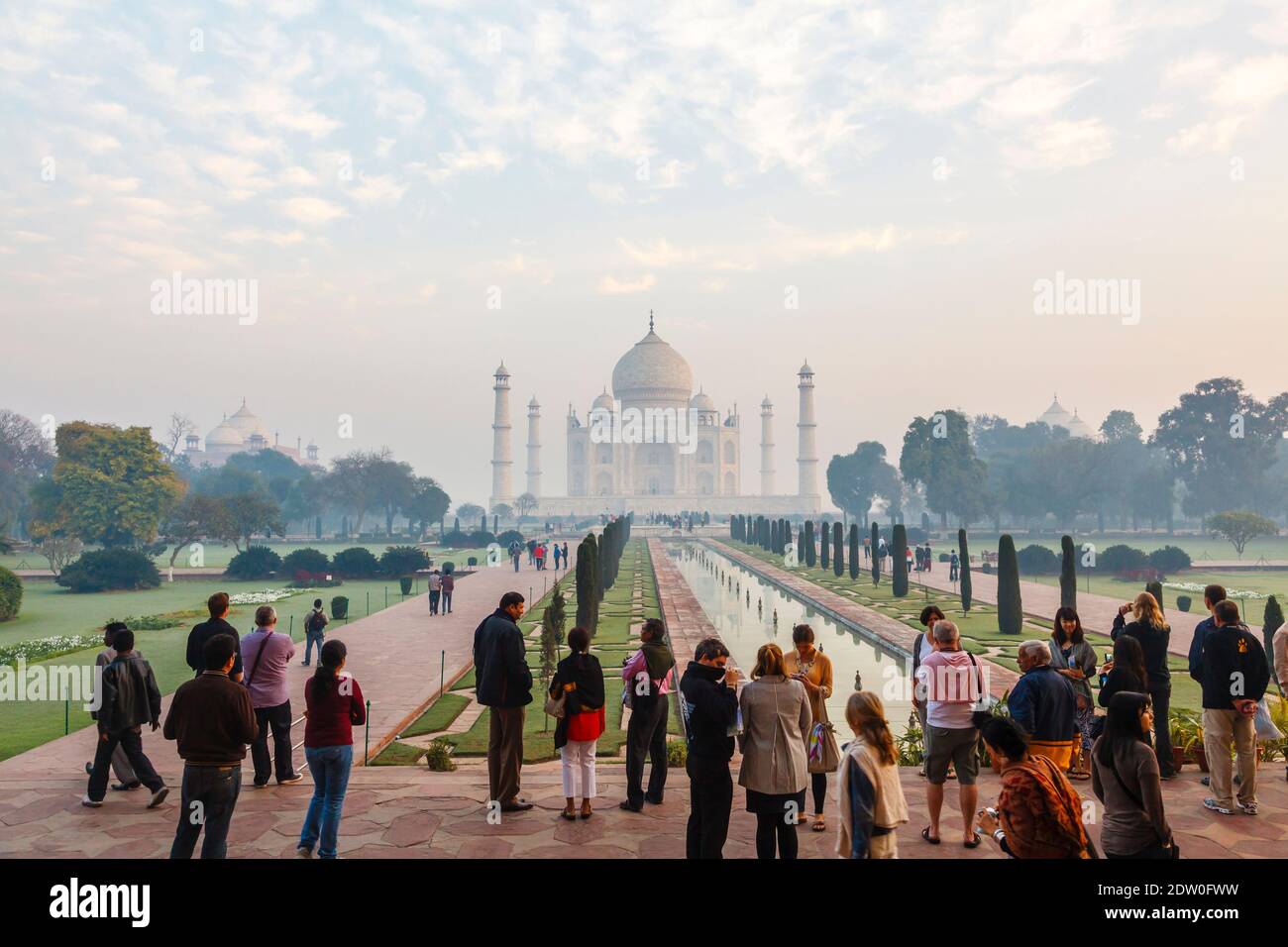 Tôt le matin, vue brumeuse de l'emblématique Taj Mahal, un mausolée en marbre blanc tombeau de Mumtaz Mahal, dans la lumière du matin, Agra, état indien de l'Uttar Pradesh Banque D'Images