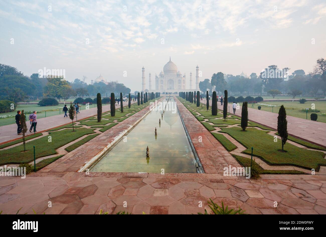 Tôt le matin, vue brumeuse de l'emblématique Taj Mahal, un mausolée en marbre blanc tombeau de Mumtaz Mahal, dans la lumière du matin, Agra, état indien de l'Uttar Pradesh Banque D'Images