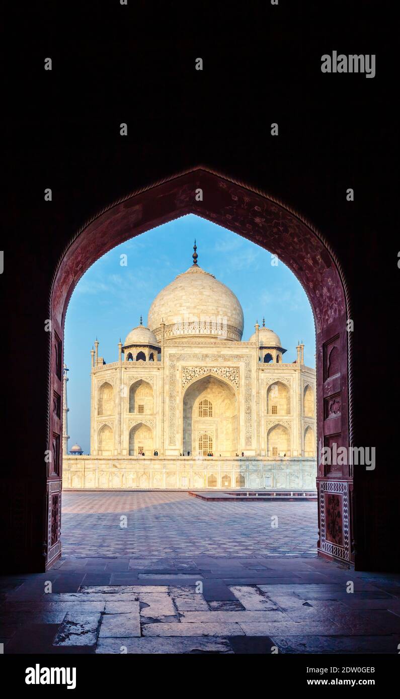 Vue encadrée dans une arche de l'emblématique Taj Mahal, un mausolée en marbre blanc tombeau de Mumtaz Mahal, dans la lumière du matin, Agra, état indien de l'Uttar Pradesh Banque D'Images