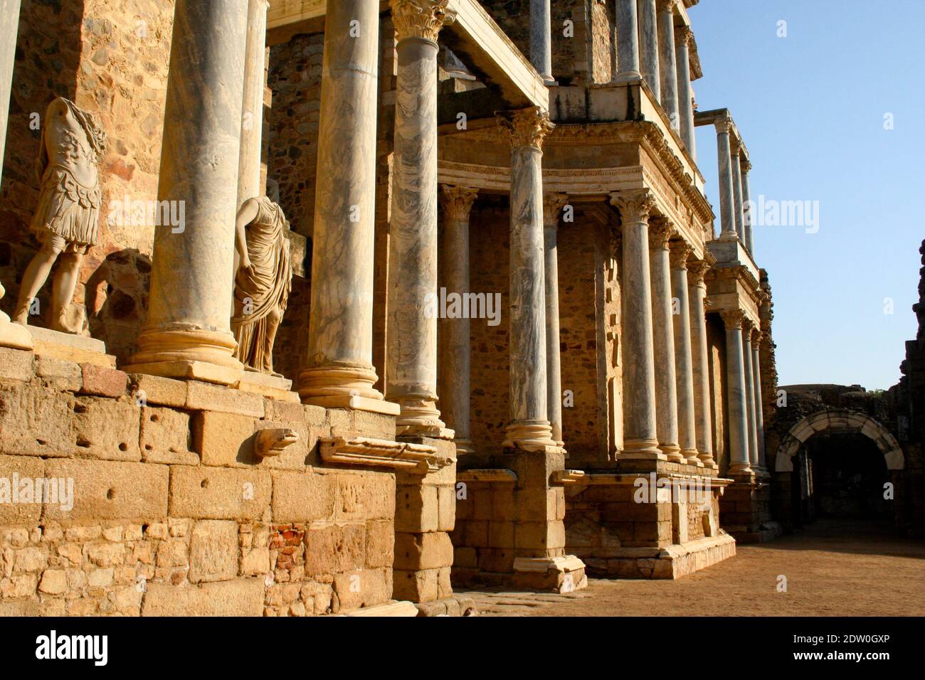 Ruines romaines au théâtre romain en plein air dans forte Soleil contre ciel bleu profond Merida Espagne avril 2014 Banque D'Images