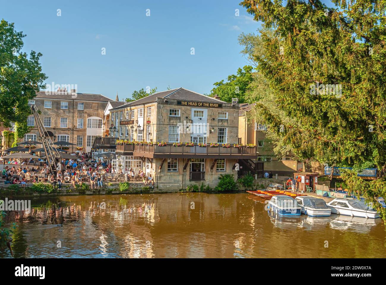 Les étudiants se détendent au Head of the River Pub, sur les rives de la Tamise, à Oxford, en Angleterre Banque D'Images