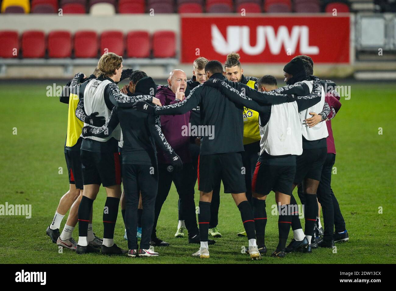 Brentford, Royaume-Uni. 22 décembre 2020. Brian Reimer, entraîneur en chef adjoint de Brentford, donne ses instructions lors du match final de la coupe Carabao entre Brentford et Newcastle United au stade communautaire de Brentford, Brentford photo de Mark D Fuller/Focus Images/Sipa USA 22/12/2020 crédit: SIPA USA/Alay Live News Banque D'Images