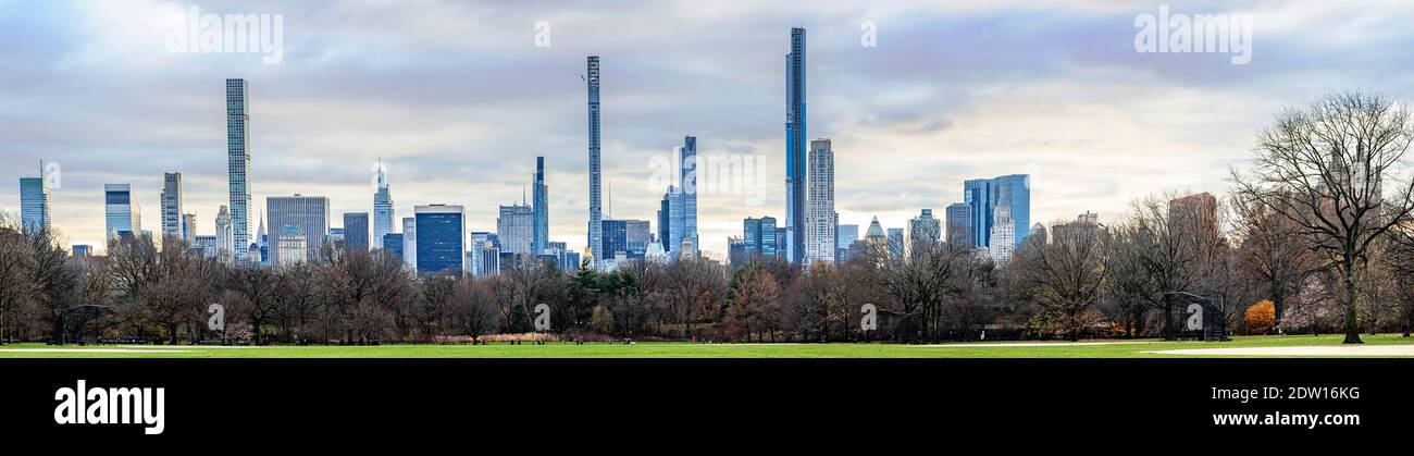 Personne seule à Central Park en passant devant une arche bien éclairée jour de rêve avec feuillage d'automne en premier plan Banque D'Images