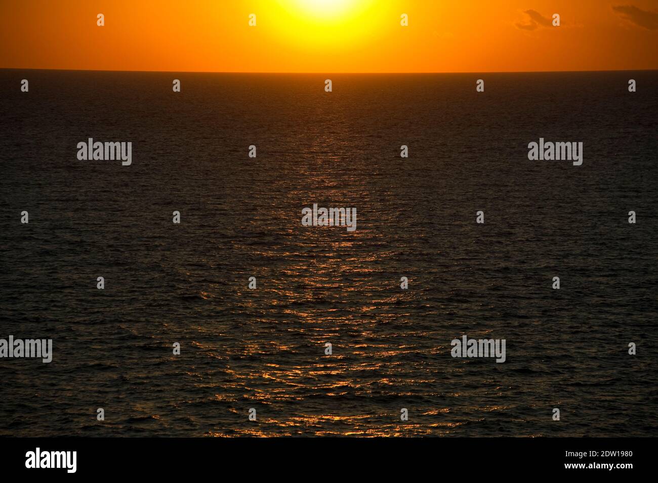 Coucher de soleil sur la mer Noire. Banque D'Images