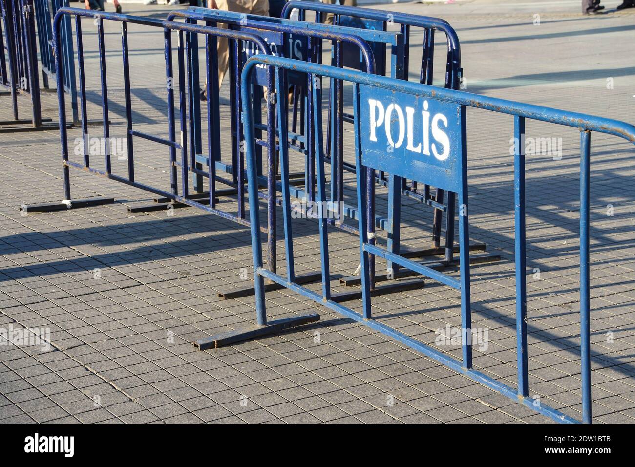 Des barrières de police sont stockées sur la place Taksim en prévision de manifestations, à Istanbul, en Turquie Banque D'Images