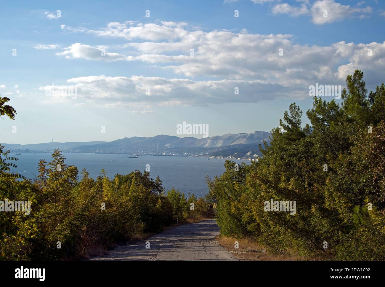 Vue de la montagne à la baie dans la mer Noire. Banque D'Images