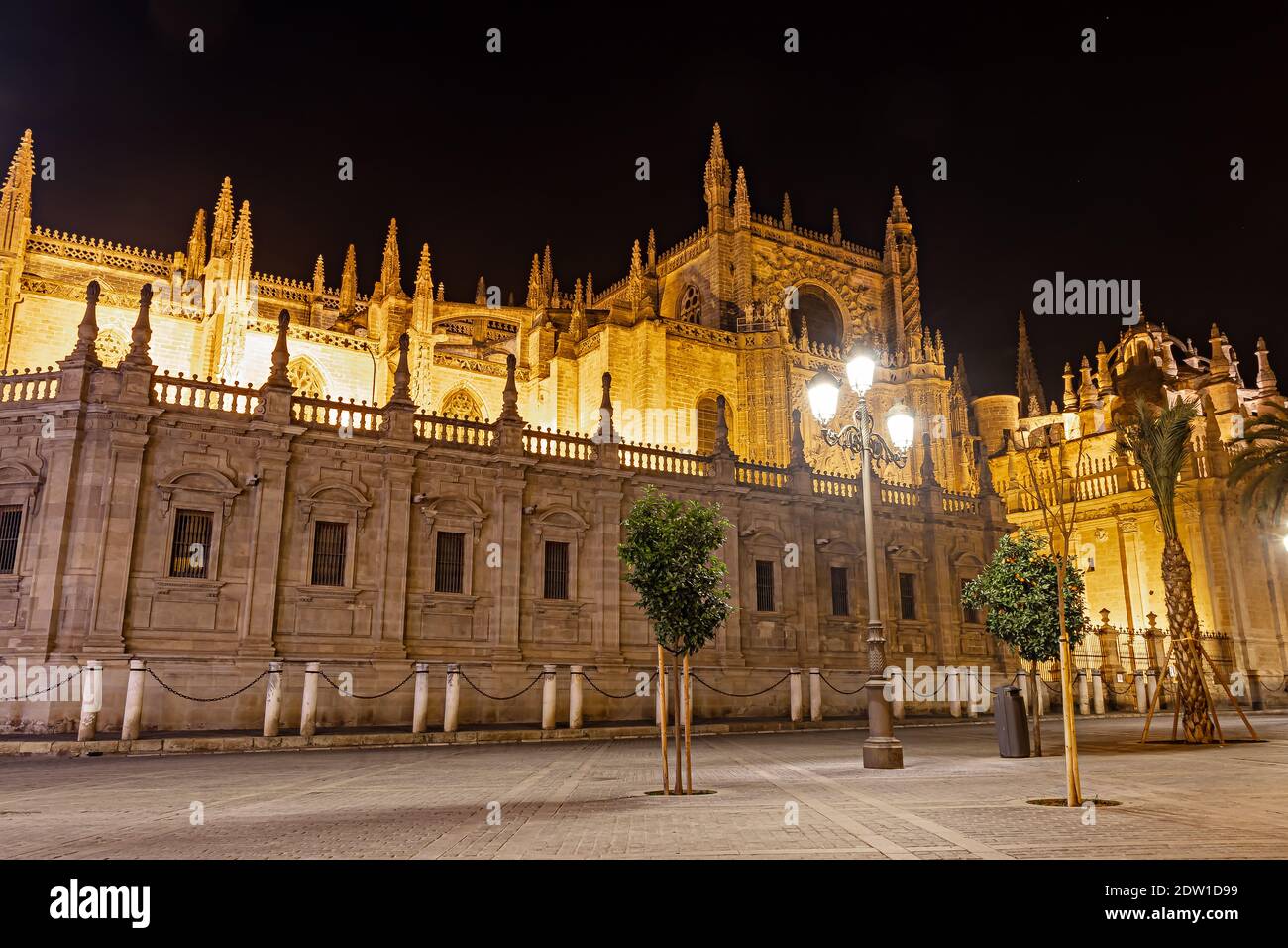Cathédrale Saint-Marie du Siège de Séville (Cathédrale de Santa Maria de la Sede de Sevilla) illuminé la nuit Banque D'Images
