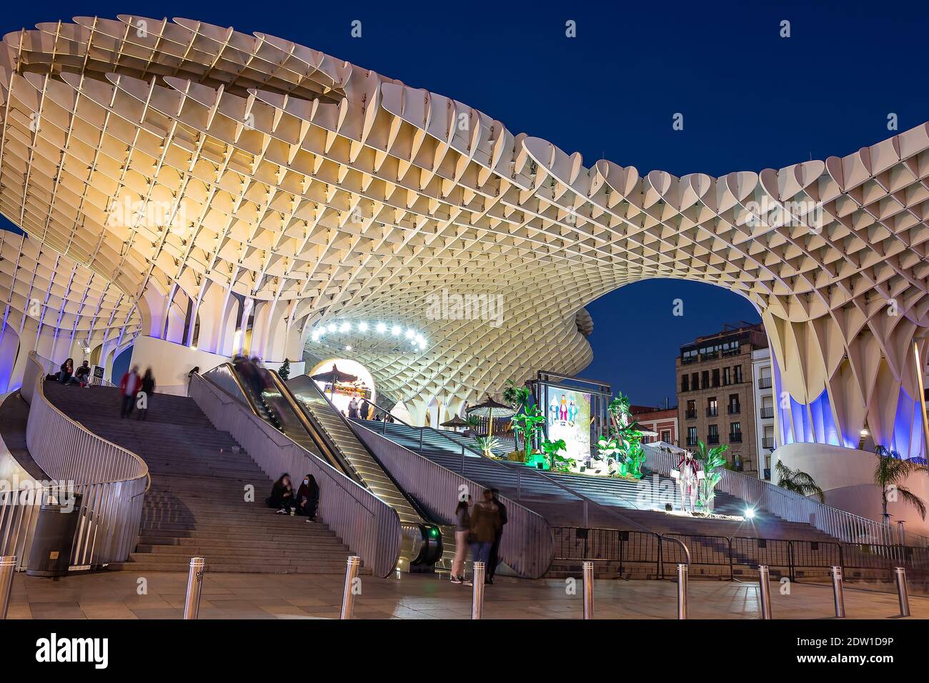 Séville, Espagne - décembre 21,2020 : photographie en exposition longue du parasol Metropol la nuit, également connu sous le nom de Seas de Sevilla​, sur la Plaza Encarnacion, Sadi Banque D'Images