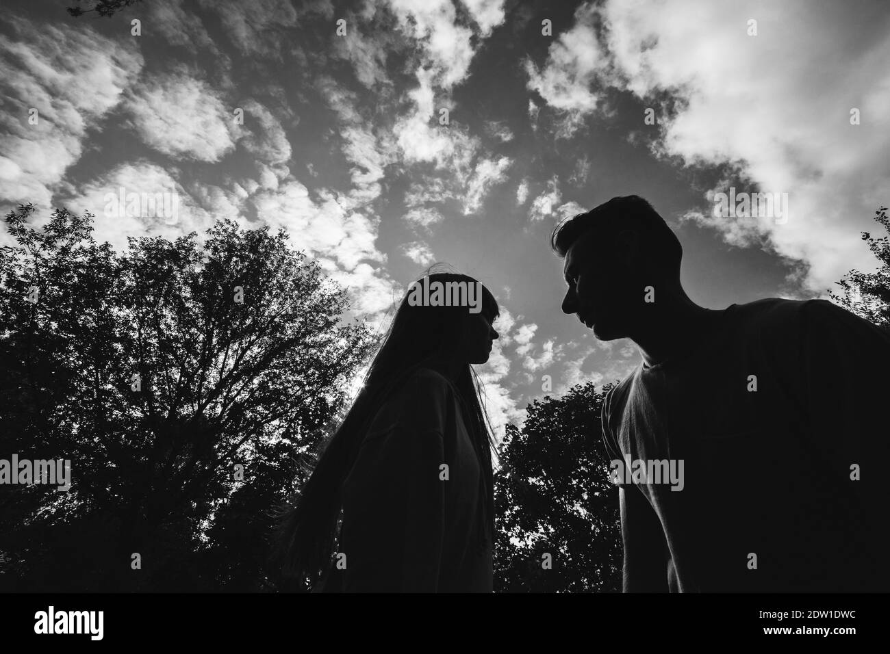 Photo En Noir Et Blanc Silhouette De Jeune Couple Aimant Est De S Amuser En Plein Air Amour Et Tendresse Datation Romance Concept De Famille Photo Stock Alamy