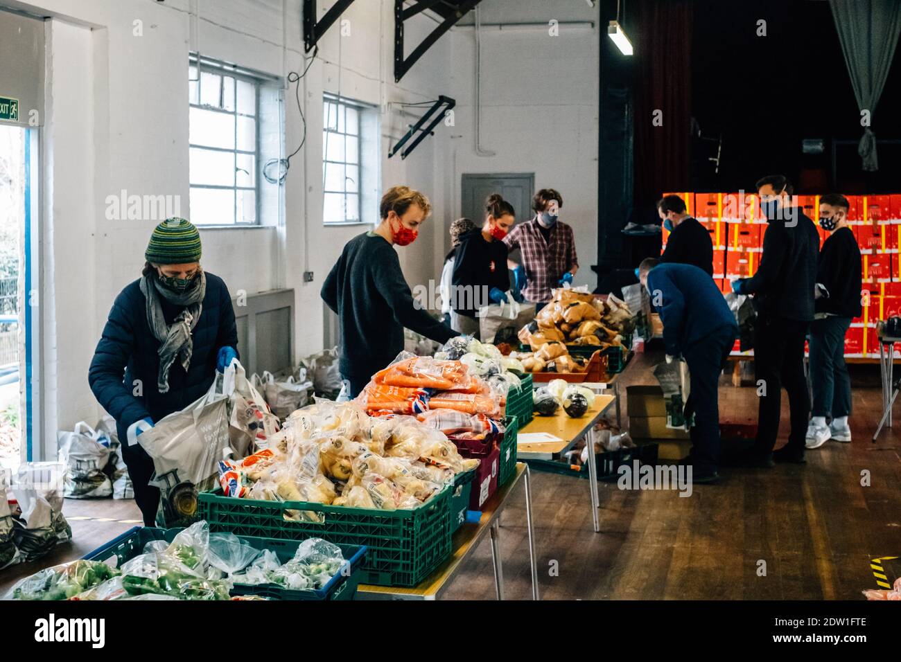 Camberwell, Londres, Royaume-Uni. 22 décembre 2020. Les bénévoles aident à emballer plus de 200 colis de nourriture et des paniers de Noël pour ceux qui en ont besoin. Central Southwark Community Hub s'efforce de nourrir ceux dont les revenus ont été affectés soit par des réductions d'avantages sociaux gouvernementales, soit par le virus Corona. Crédit : Tom Leighton/Alamy Live News Banque D'Images