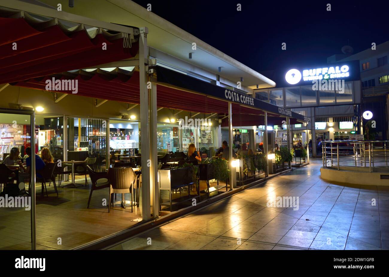 Nuit à l'extérieur de Costa Coffee, Germasogeia, Limassol, Chypre Banque D'Images