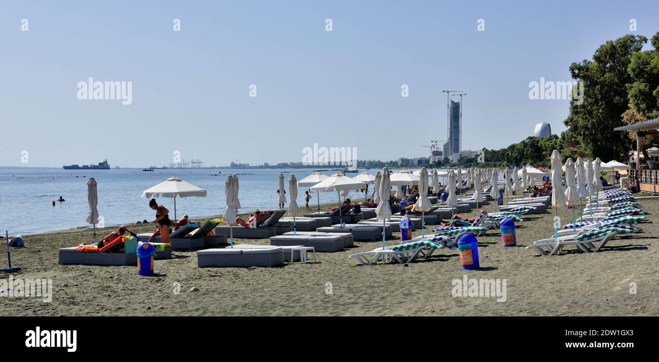 Plage publique de Dasoudi, baignade, sable, bateaux à distance, mer Méditerranée, Limassol, Chypre Banque D'Images
