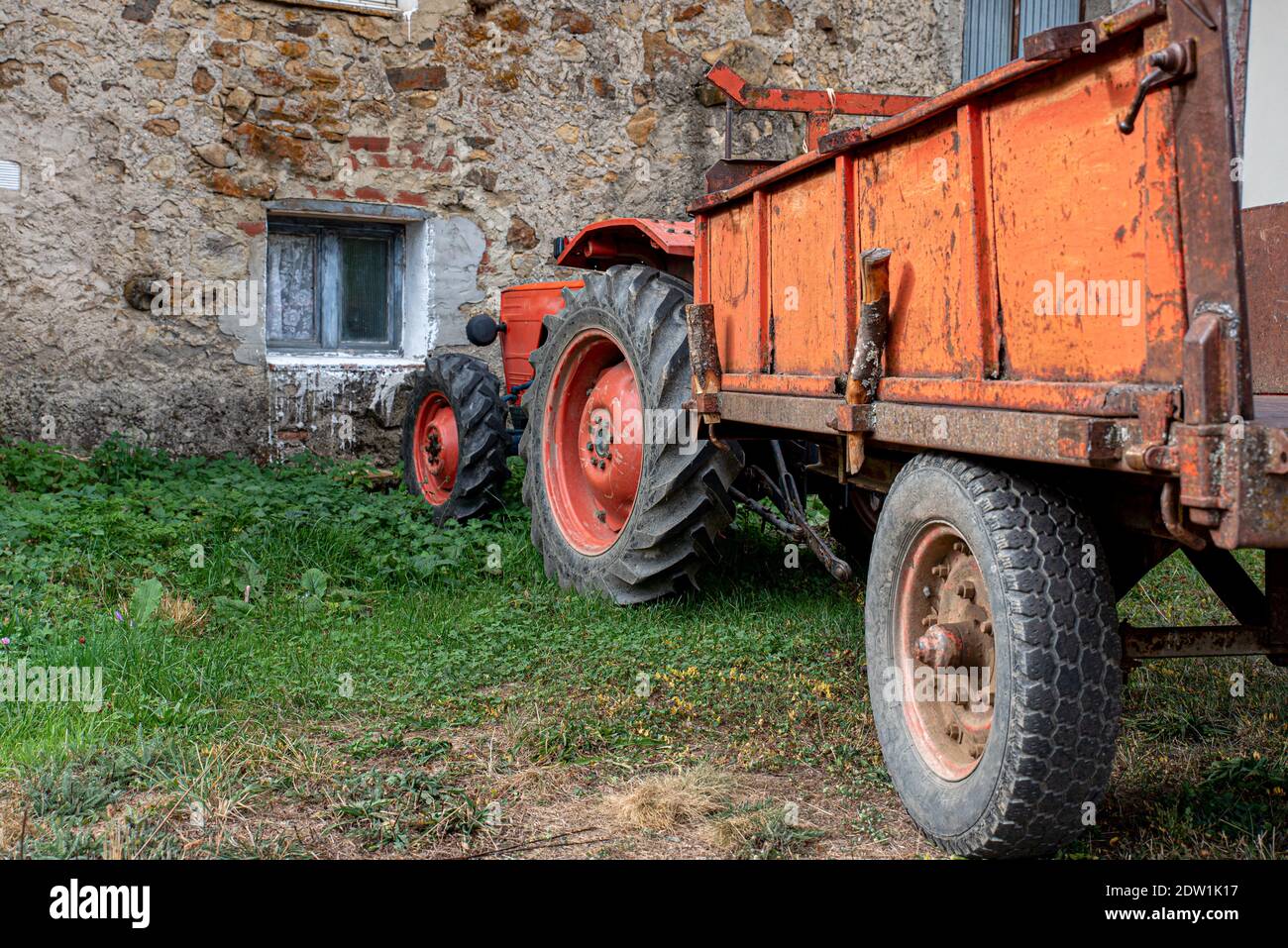 Tracteur de ferme stationné à la ferme Banque D'Images