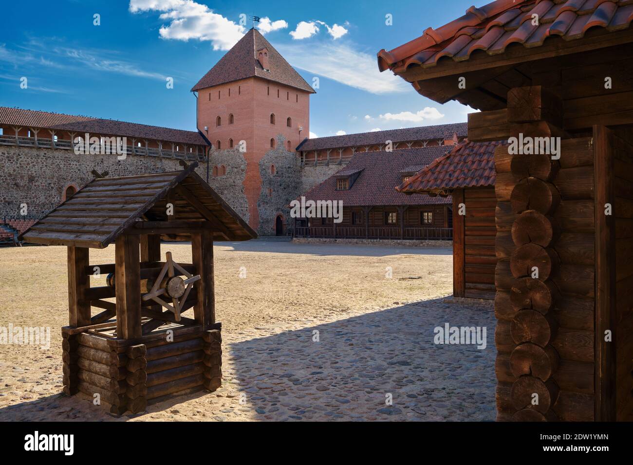 Ancien puits en bois et site touristique - Château de Lida, région de Grodno, Biélorussie. Banque D'Images