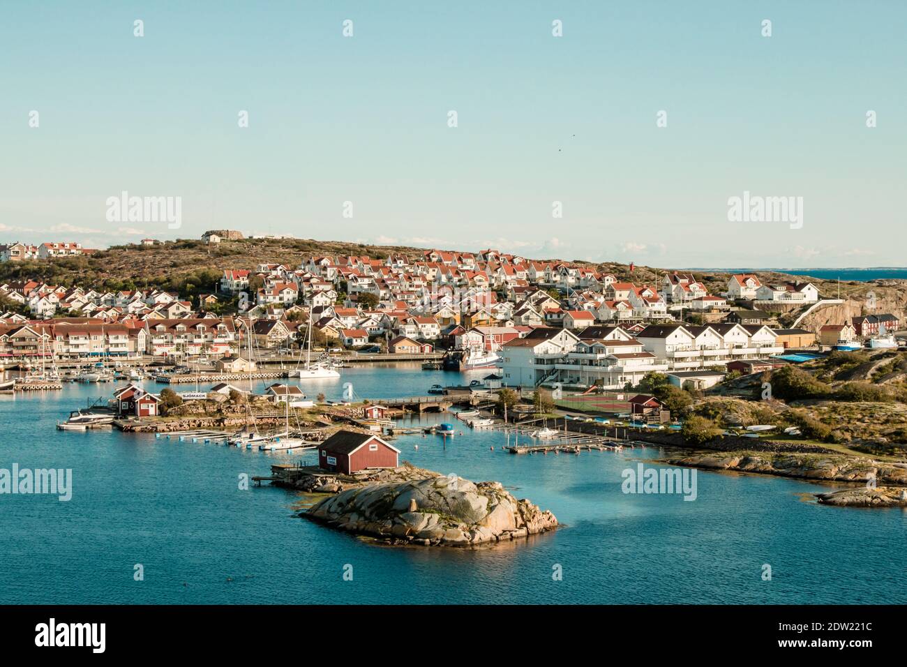 Petite ville portuaire suédoise avec maisons rouges dans la baie de mer Banque D'Images