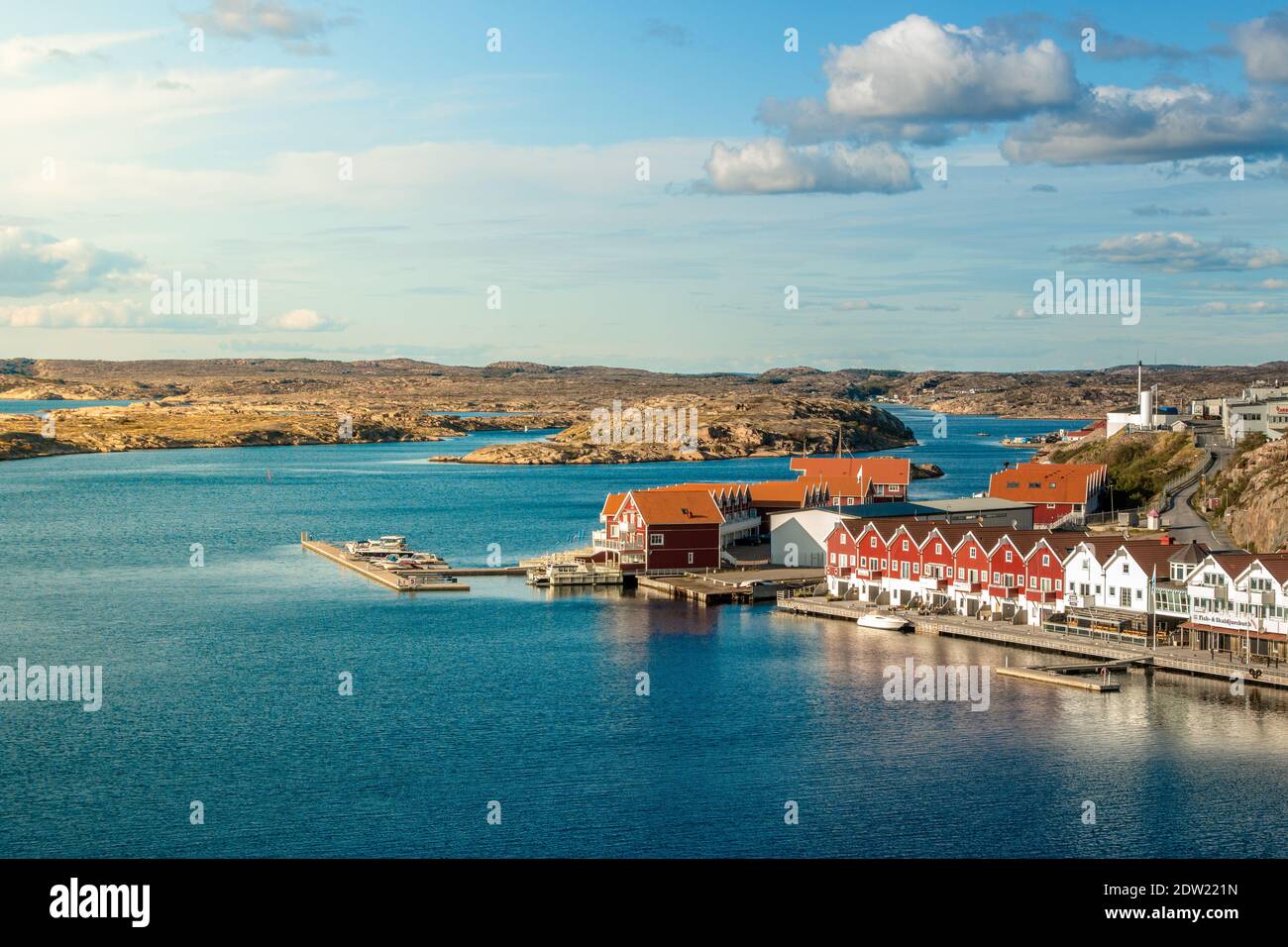 Petite ville portuaire suédoise avec maisons rouges dans la baie de mer Banque D'Images